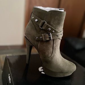NWT - G by Guess Deeka Green Suede Studded Heels Boots Booties